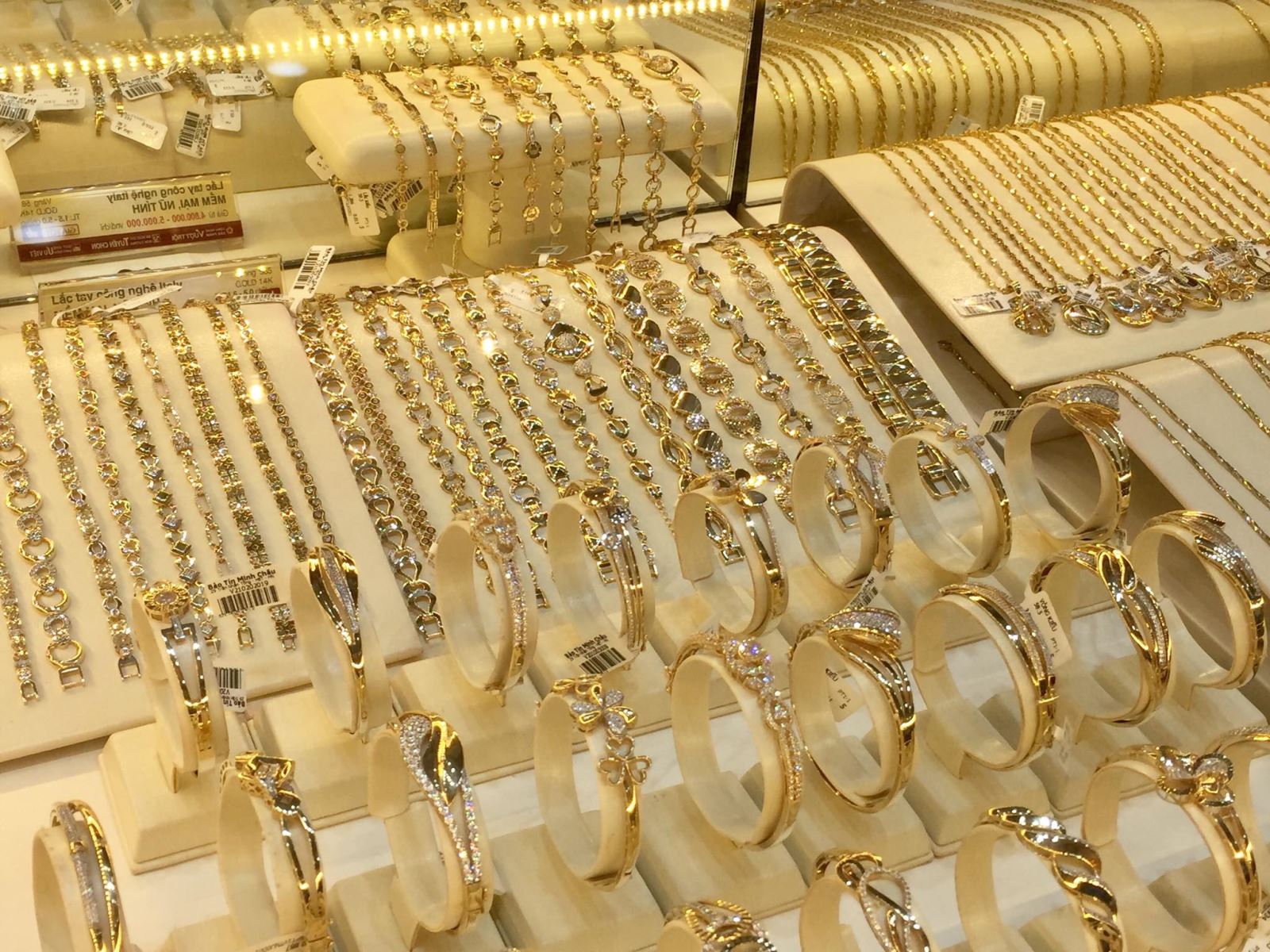 Mỗi lượng vàng SJC trong nước tăng khoảng 200.000 đồng